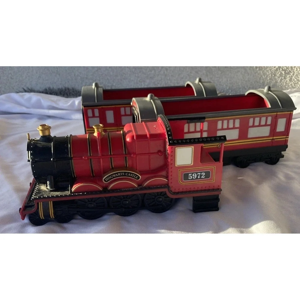 Hogwarts Castle 5972 Locomotive & 2 Passenger Trains NO Coal Tender READ